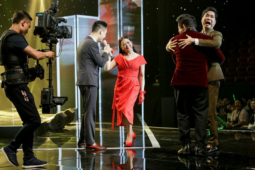 Thần tượng Bolero: HLV Ngọc Sơn khóc nấc khi lên song ca cùng cô gái khiếm thị